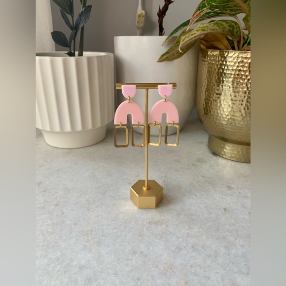 Pink acrylic and brass earrings - Picture 4 of 4